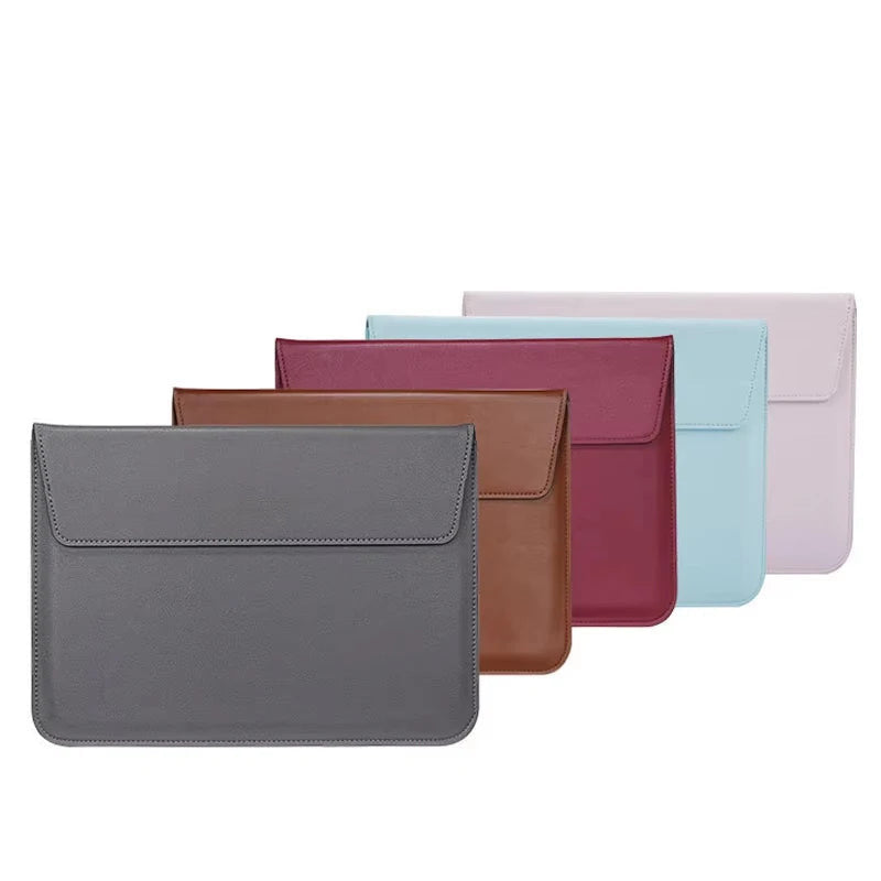 Cinq housses ordinateur en cuir presentees en eventail : gris anthracite au premier plan, puis camel, bordeaux, bleu ciel et rose poudre.