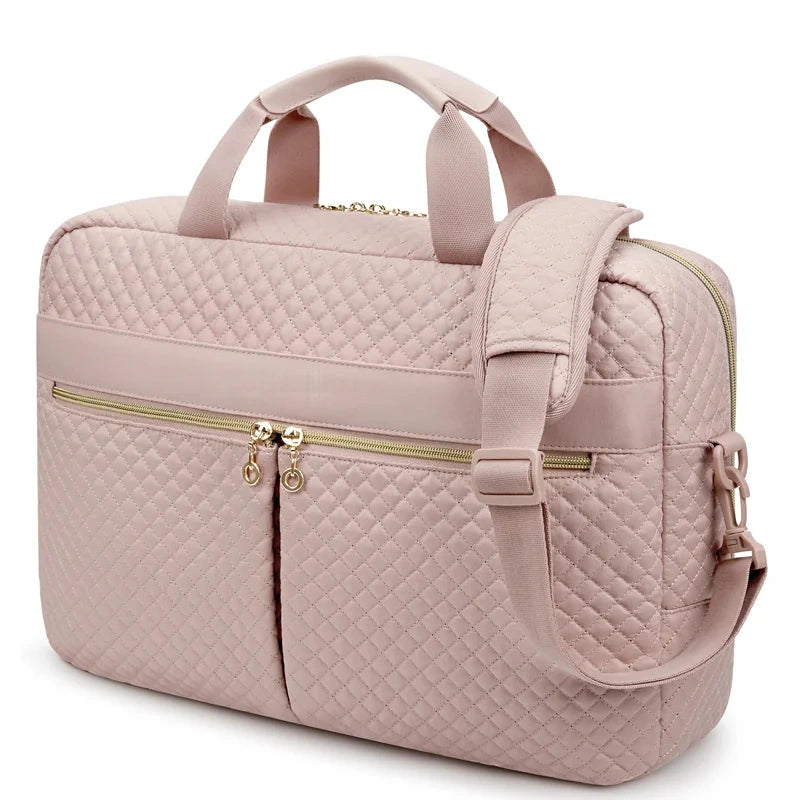 Sacoche ordinateur rose matelassée vue de trois quarts, deux anses courtes, poche zippée sur le devant, bandoulière réglable et fermetures dorées.