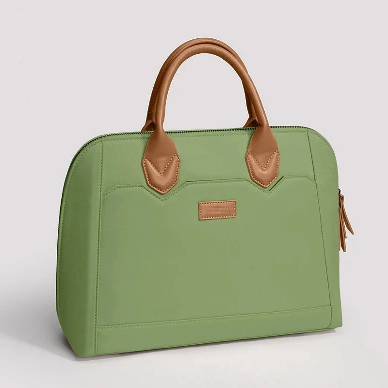 Sacoche pour ordinateur 16 pouces vert amande, poignées camel et fermeture éclair latérale, vue de trois quarts.