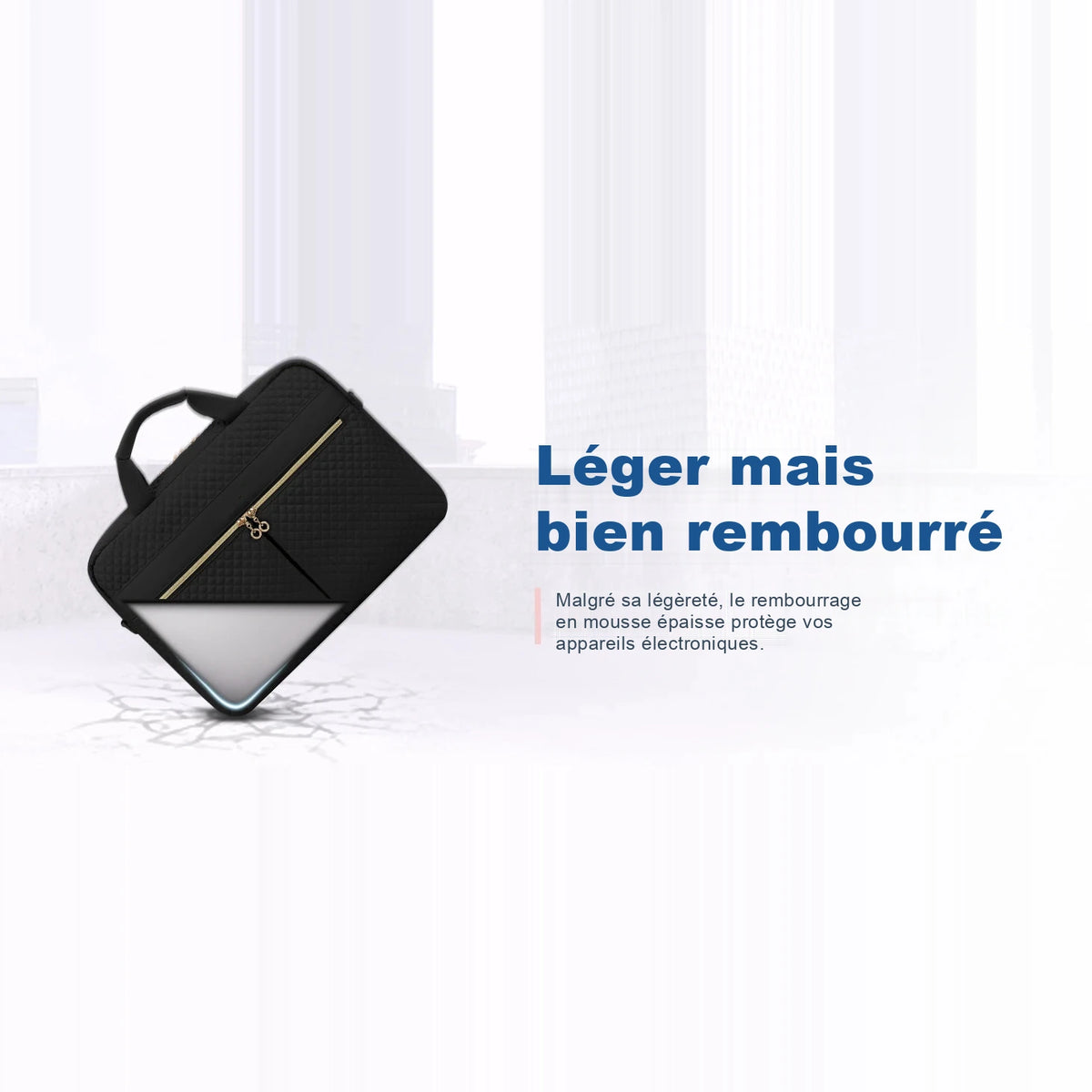 Sacoche ordinateur noire matelassée à zip doré, posée en biais avec un ordinateur qui dépasse, devant une ville claire et floue ; à droite, le texte « Léger mais bien rembourré ».