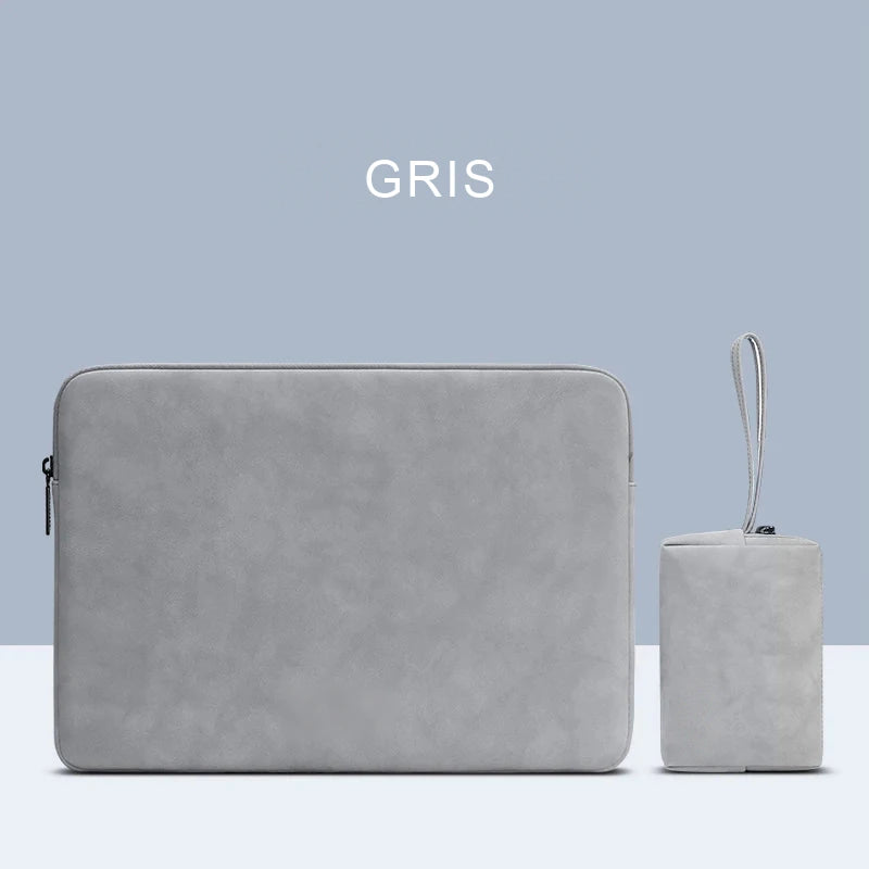 Housse grise pour ordinateur portable posée à côté d'une petite pochette assortie à dragonne.