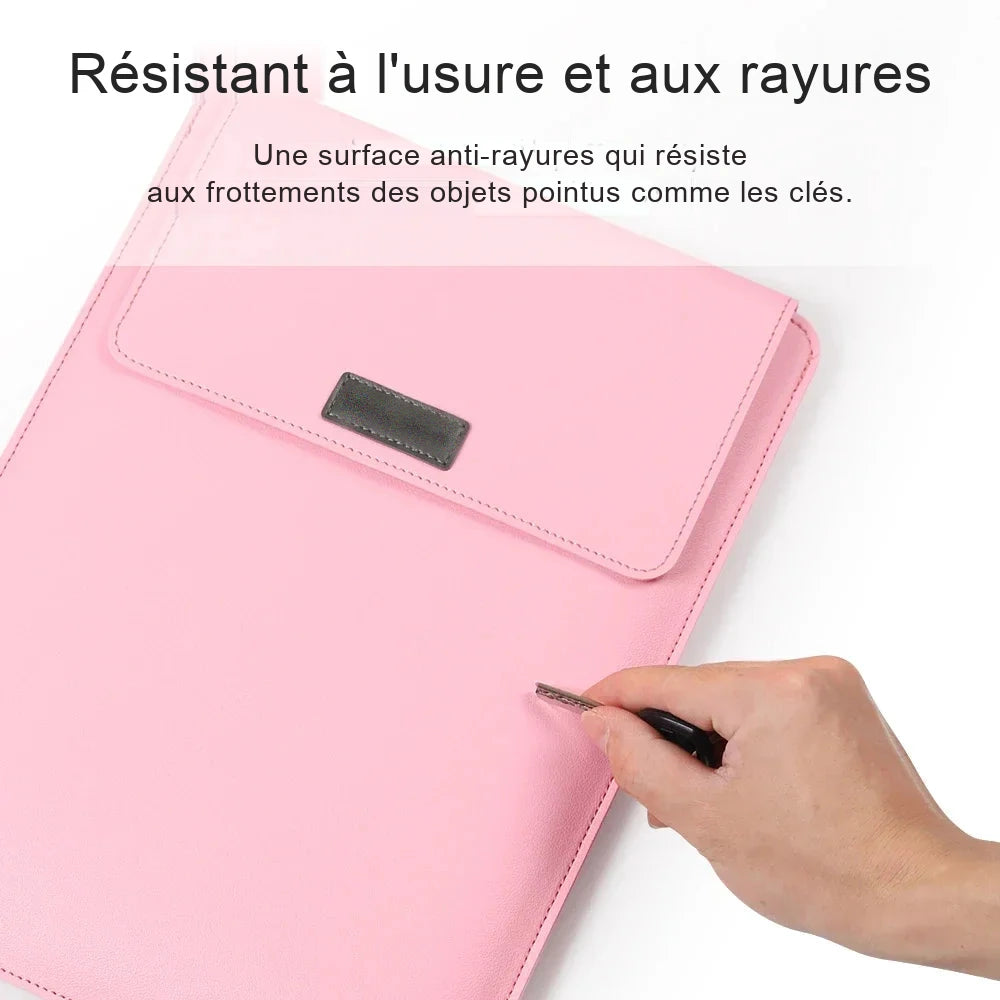Pochette ordinateur rose vue de dessus, une main y fait glisser une clé sur la surface.