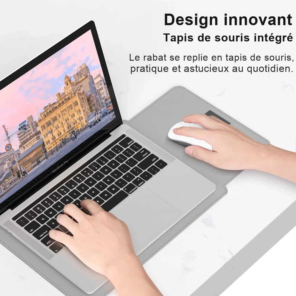Pochette grise pour ordinateur portable dont le rabat se transforme en tapis de souris, posée sur un bureau avec un ordinateur portable ouvert et une souris blanche.