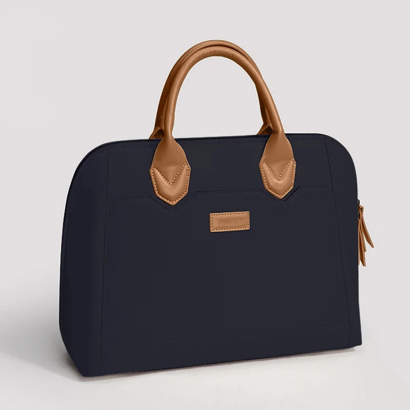 Sacoche pour ordinateur portable 14 pouces bleu marine, vue de trois quarts, avec ses deux anses camel et sa fermeture éclair latérale.
