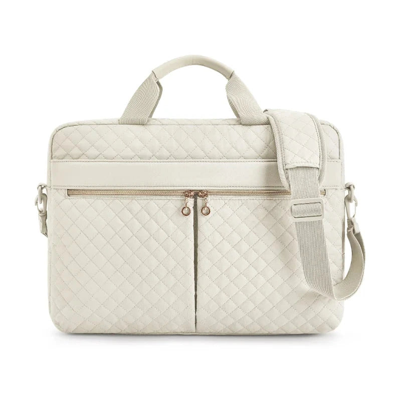 Sacoche ordinateur matelassée beige, vue de face sur fond blanc : bandeau lisse, double fermeture éclair dorée, poignée et bandoulière en sangle tissée.